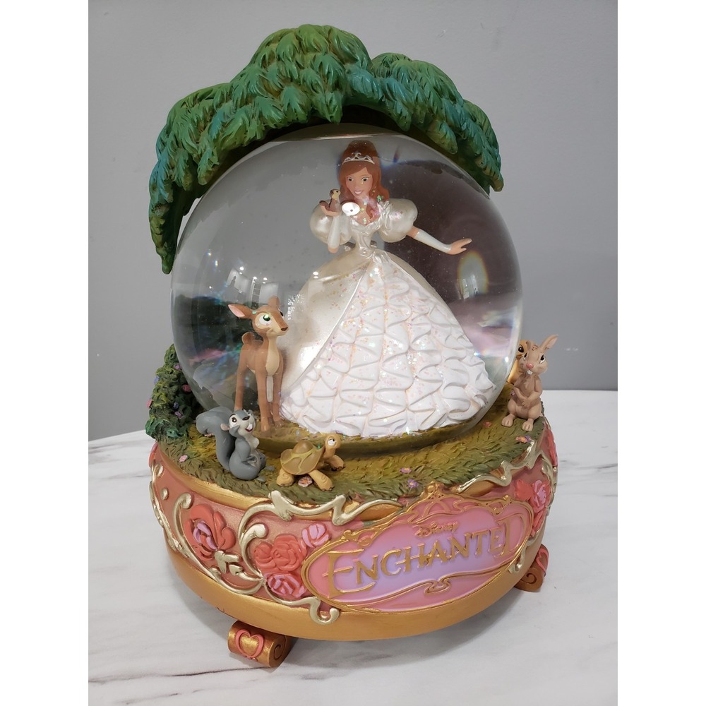 Disney‎ Enchanted Snow Globe With Giselle And Animal Friends
